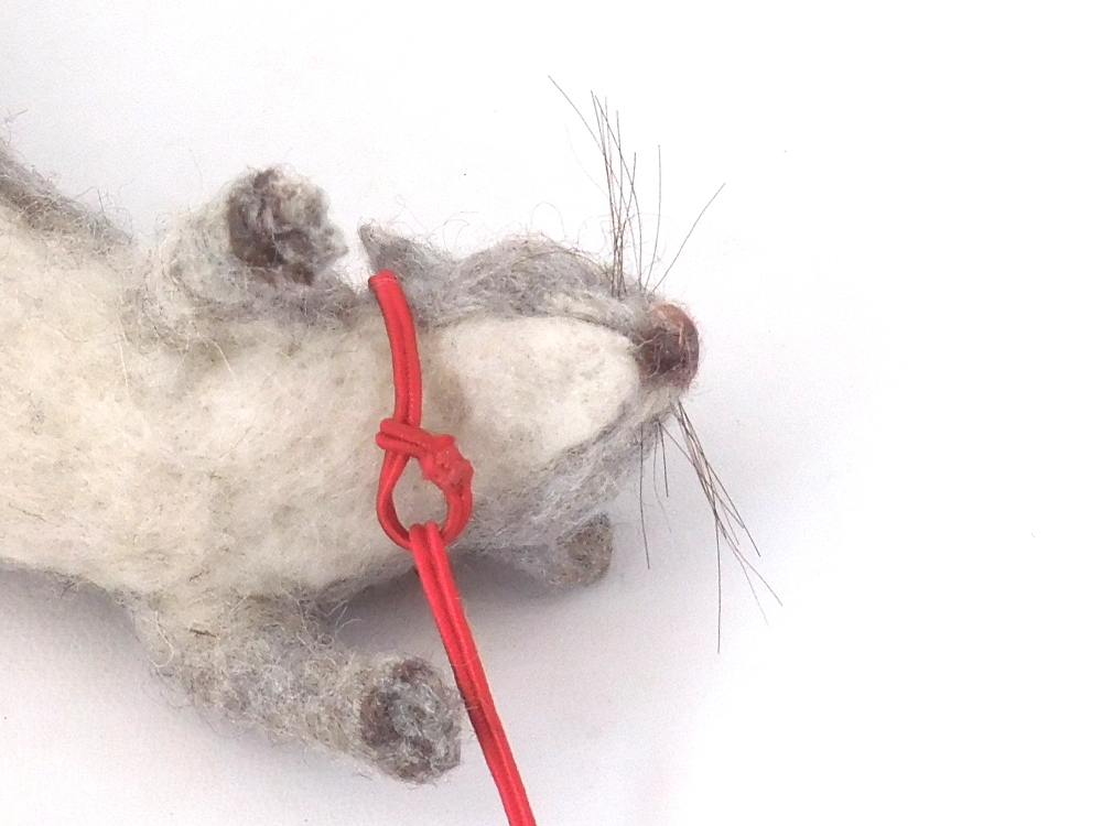 Set the loop at the point where you want the leash to go, then run the cord around your creature’s neck and thread the pin through the loop. Pic #2: Straight harness, Step 1