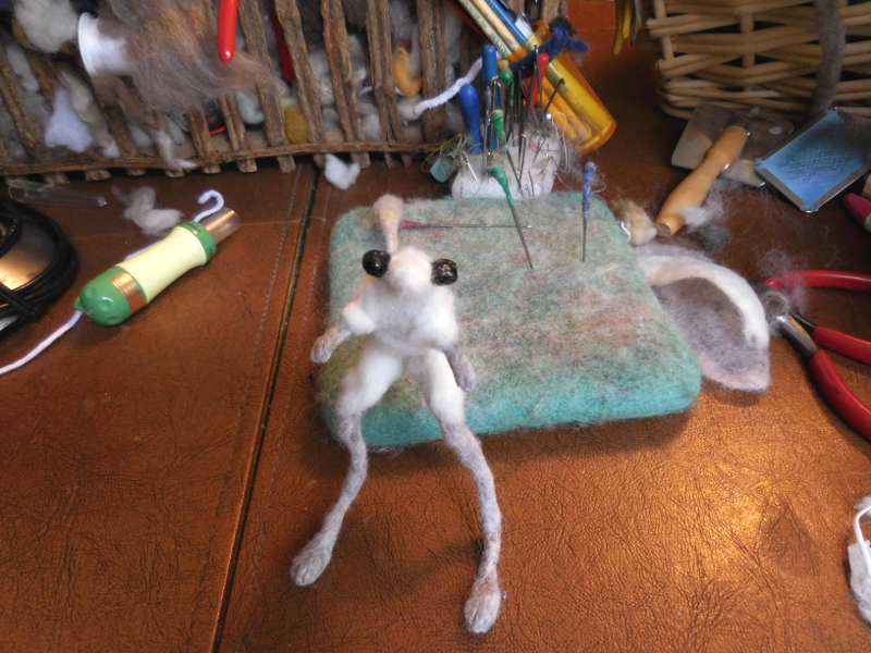 Felted to the top of the head core, the eyes are a little too far apart; they were built for a creature with a somewhat wider head. Pic #19: Eyes as first added