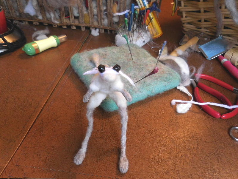 Brand-new trick for the jerboa: use wool yarn instead of sewing thread to pull the eyes inward. No more worries about the felting needle breaking the link! Pic #20: Repositioned eyes